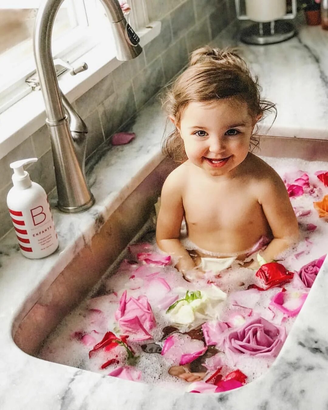 Daughter bath. Фотосессия в ванне. Детская фотосессия в ванной комнате. Фотосессия малыша в раковине. Фотосет в ванной.