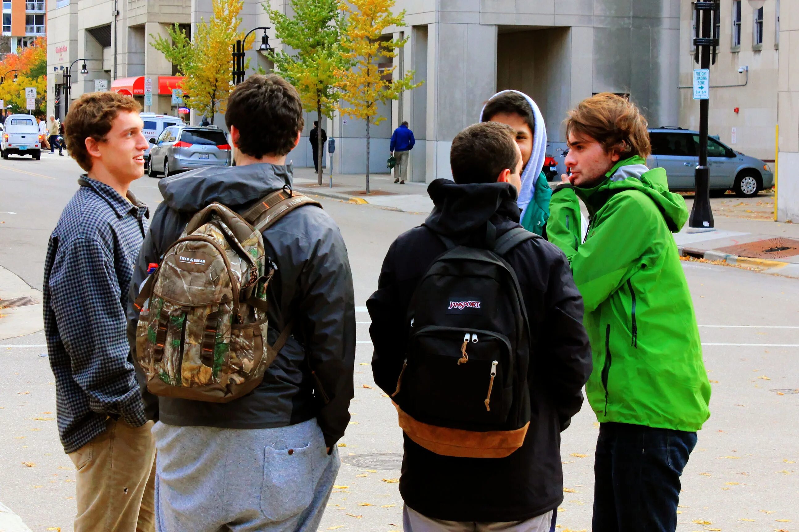 Группа людей на улице. Люди в общественных местах. Фото группы людей на улице. Студенты стоят на улице. Student corner