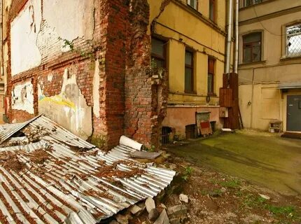 Продать и дворы и