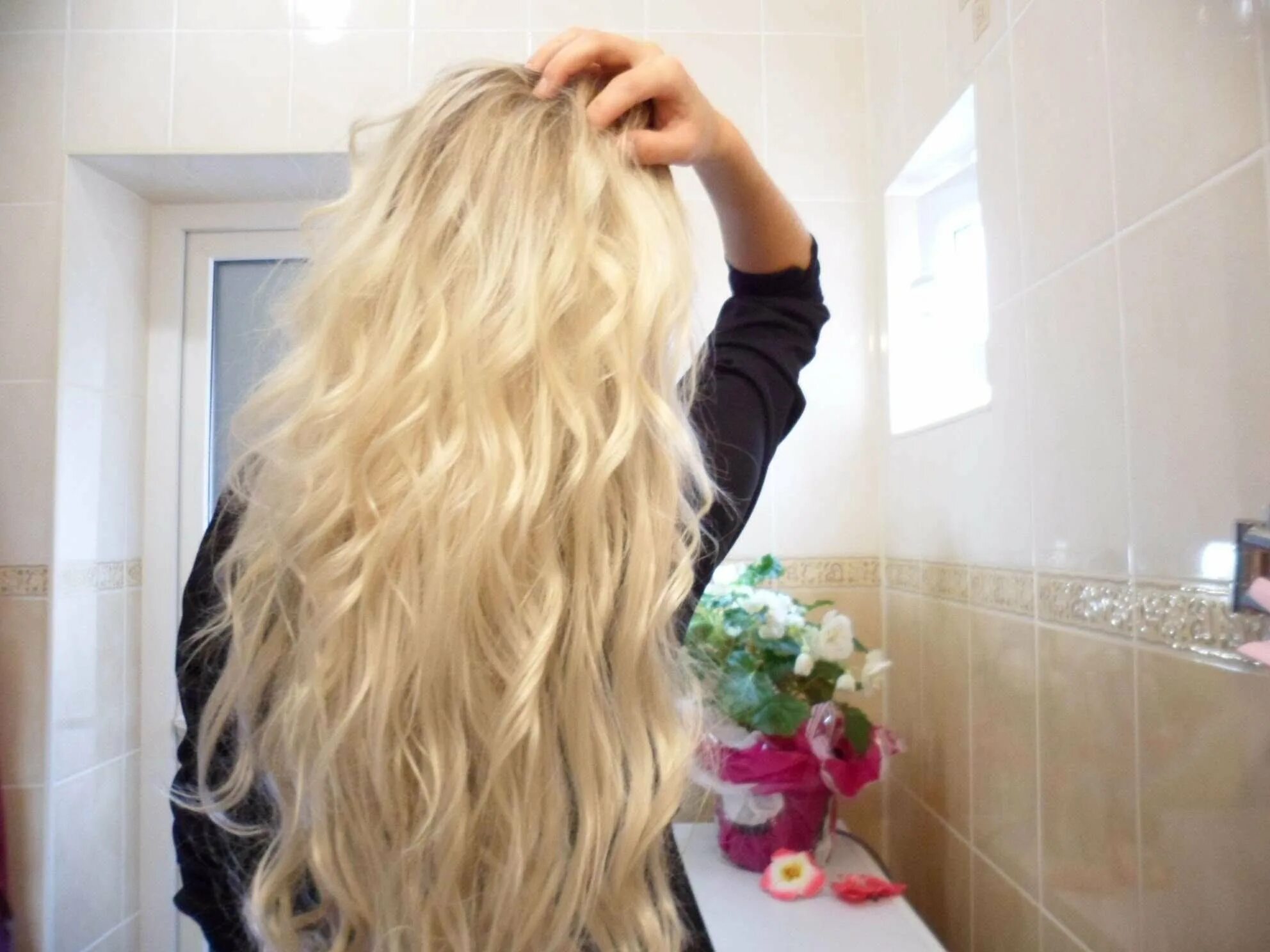 Светлые волосы гуще. Блондинка с длинными волосами. Длинные волосы блонд. Длинные блондинистые волосы. Девушки блондинки с длинными волосами.
