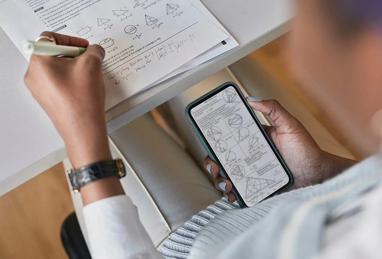 Списывать с часов. Смарт часы для списывания на экзамене. Ручка для списывания на экзамене. Приложение для списывания apple. Программатор для apple watch.