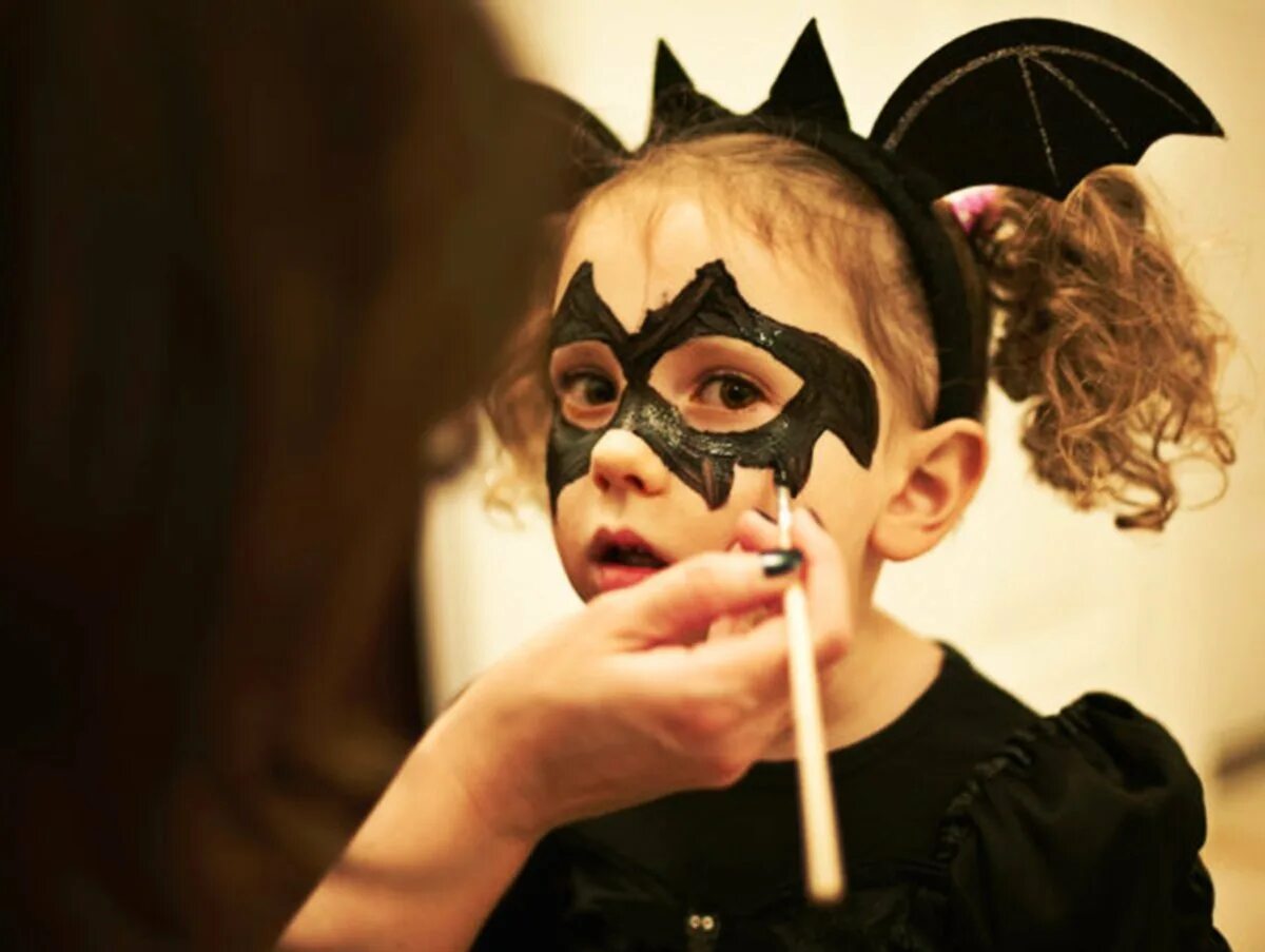 Макияж в стиле бэтмена. Гримм летучая мышь. Макияж на хэллоуин летучая мышь. Макияж летучей мыши. Макияж летучей мыши на хэллоуин для девушек.