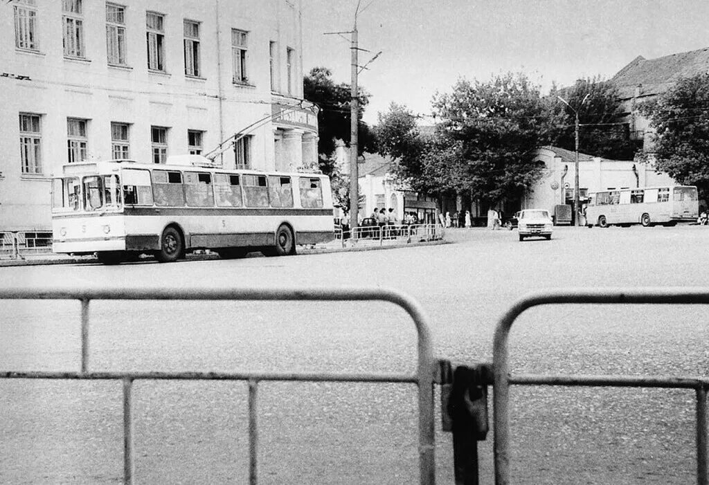 чиасср-до войны грозный. грозный площадь ленина. город грозный 1980. здание обкома в грозном. грозный старые фото.