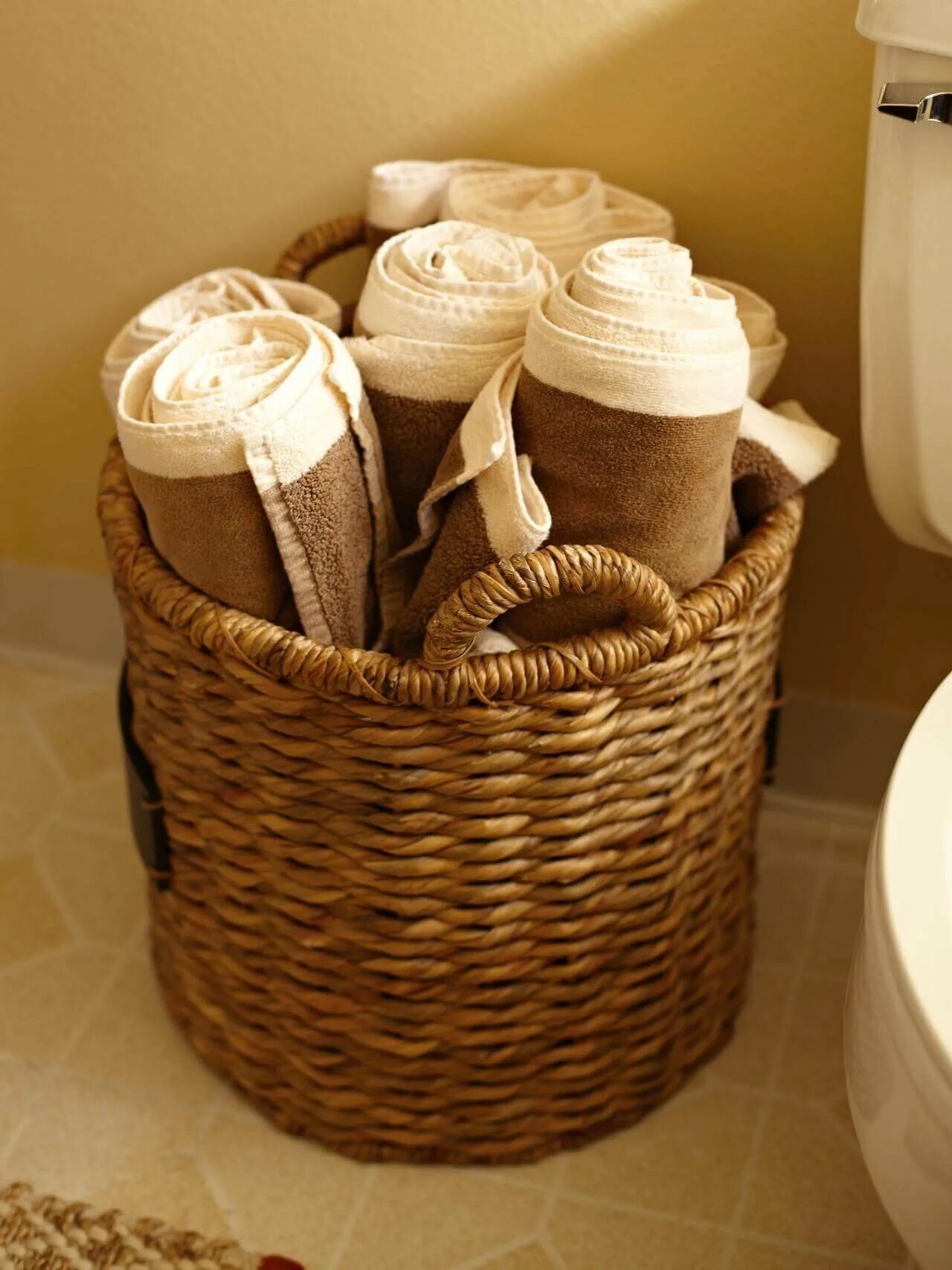 Что можно положить в ванной. Плетеные корзины в ванную комнату. Корзина для полотенец в ванную. Плетеная корзина в ванную. Плетеные корзины для ванной комнаты.