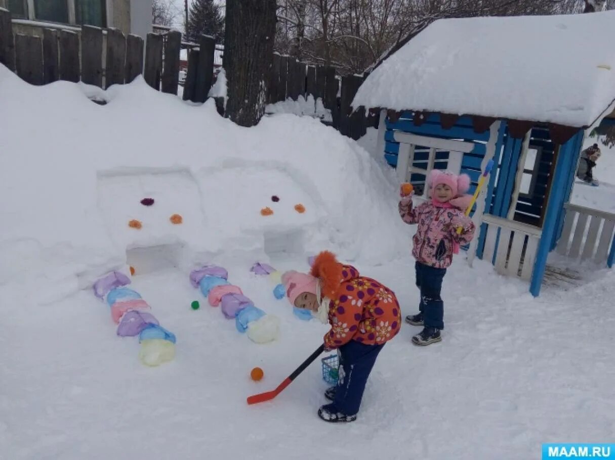Зимние постройки в детском саду. Зимние постройки на участке детского. Постройки из снега в детском саду. Зимний участок в детском саду.