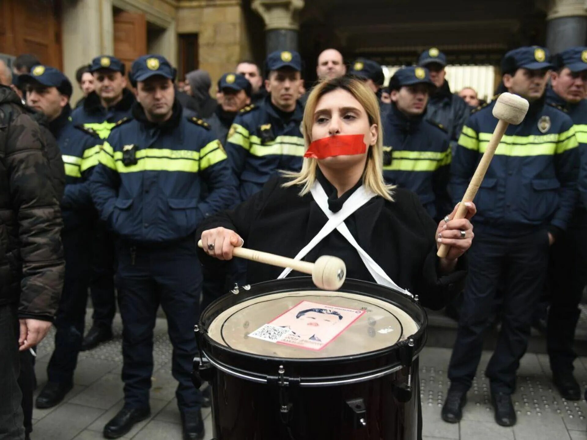 Отзывы грузии 2023. Протесты в Грузии. Протесты в Грузии 2023. Тбилиси и США. Власти Грузии объявили войну трансжирам.