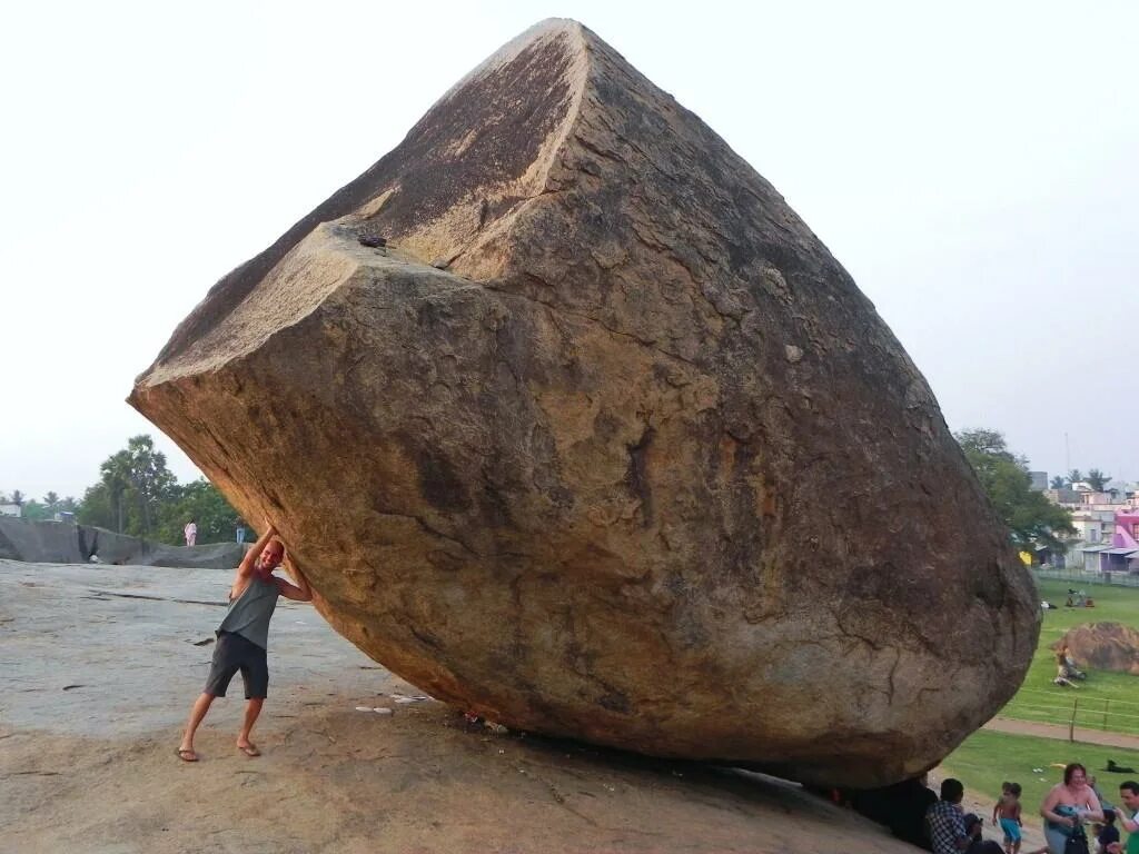 Находиться громадный. Камень Кришны в Махабалипурам. Масляный камень Кришны в Индии. Масляный шар Кришны. Валун Кришны.