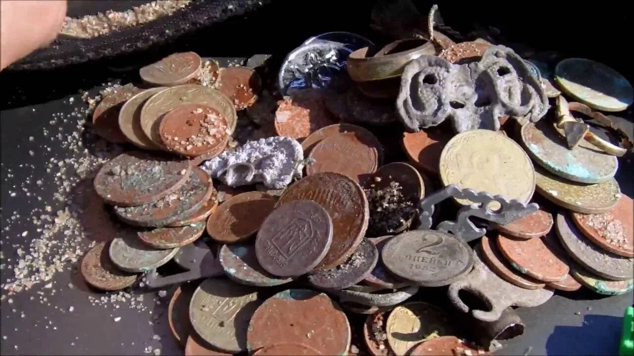 Монеты найденные на берегу моря. Находки на берегу черного моря. Пляжные находки с металлоискателем.
