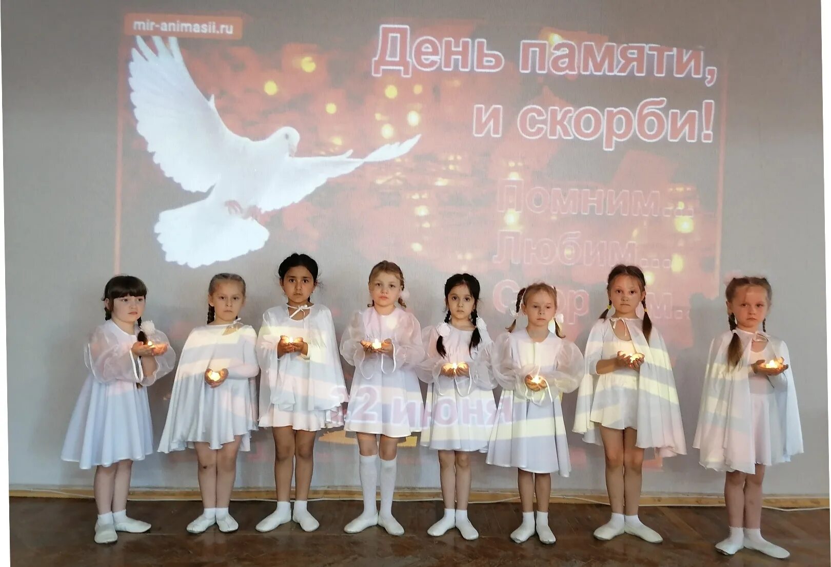 Танец для детей под песню белые птицы. Ноты песни птицы белые. Птицы белые летели и кричали. Stv-lc32950wl подсветка. Белые голуби в небе.