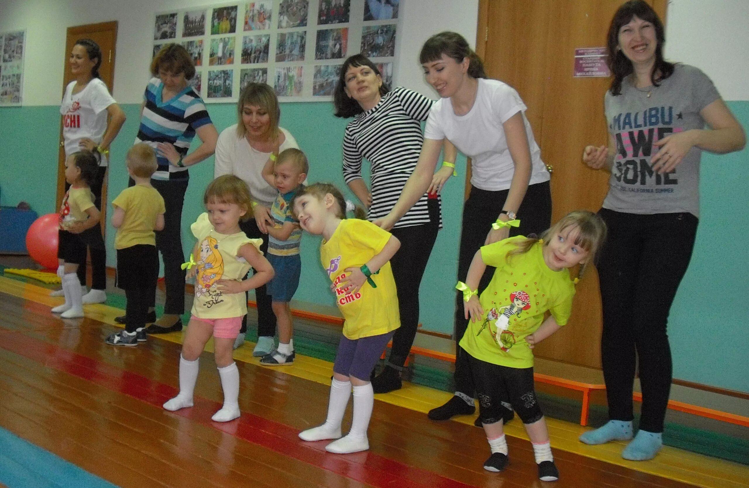 Веселые старты ко дню мамы. Спортивная игровая программа. Веселые старты ко дню мамы. Веселые старты ко дню мамы. День здоровья украшение зала.