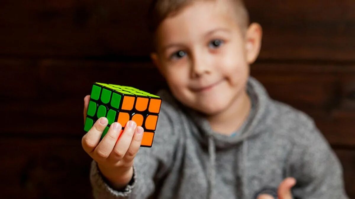 кубик рубика спидкубинг. мальчик. Schoolboy runaway кубик рубика. кубик рубик в руках ребенка. кубик рубика 28х28.
