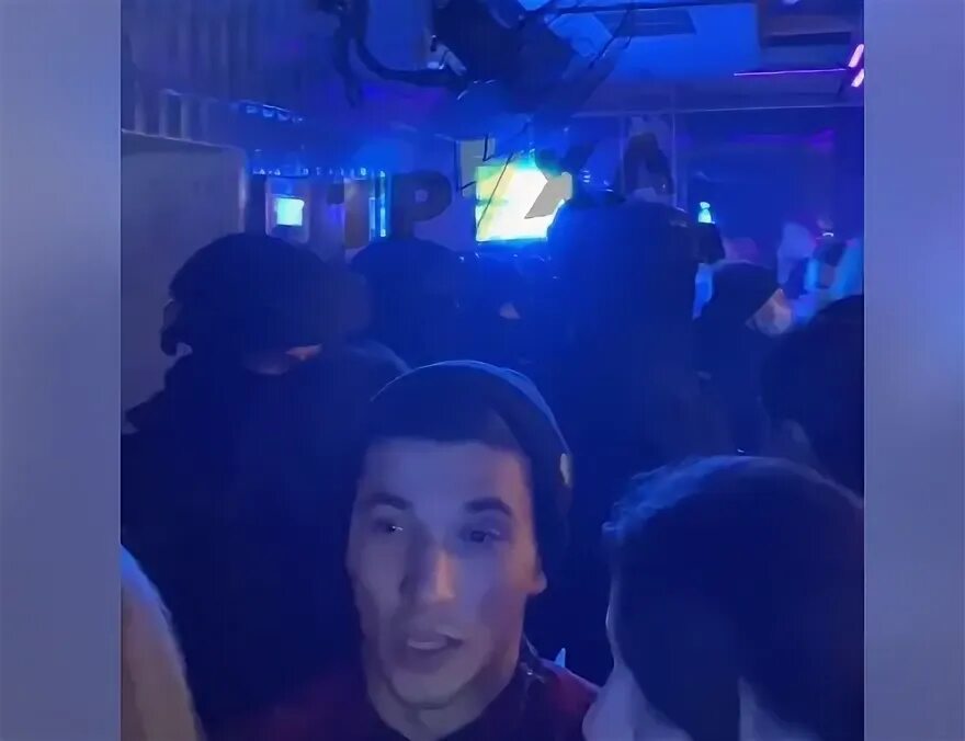 Напали клуб. Напали клуб. Футболист драчун. Напали клуб. Чкалов паб озерск логотип.