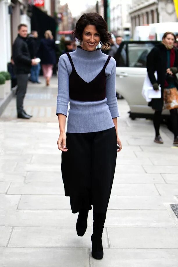 Черная водолазка женская. Как носить водолазку. Платье на бретельках с водолазкой. Водолазка с костюмом для женщин. Водолазка victoria victoria beckham.