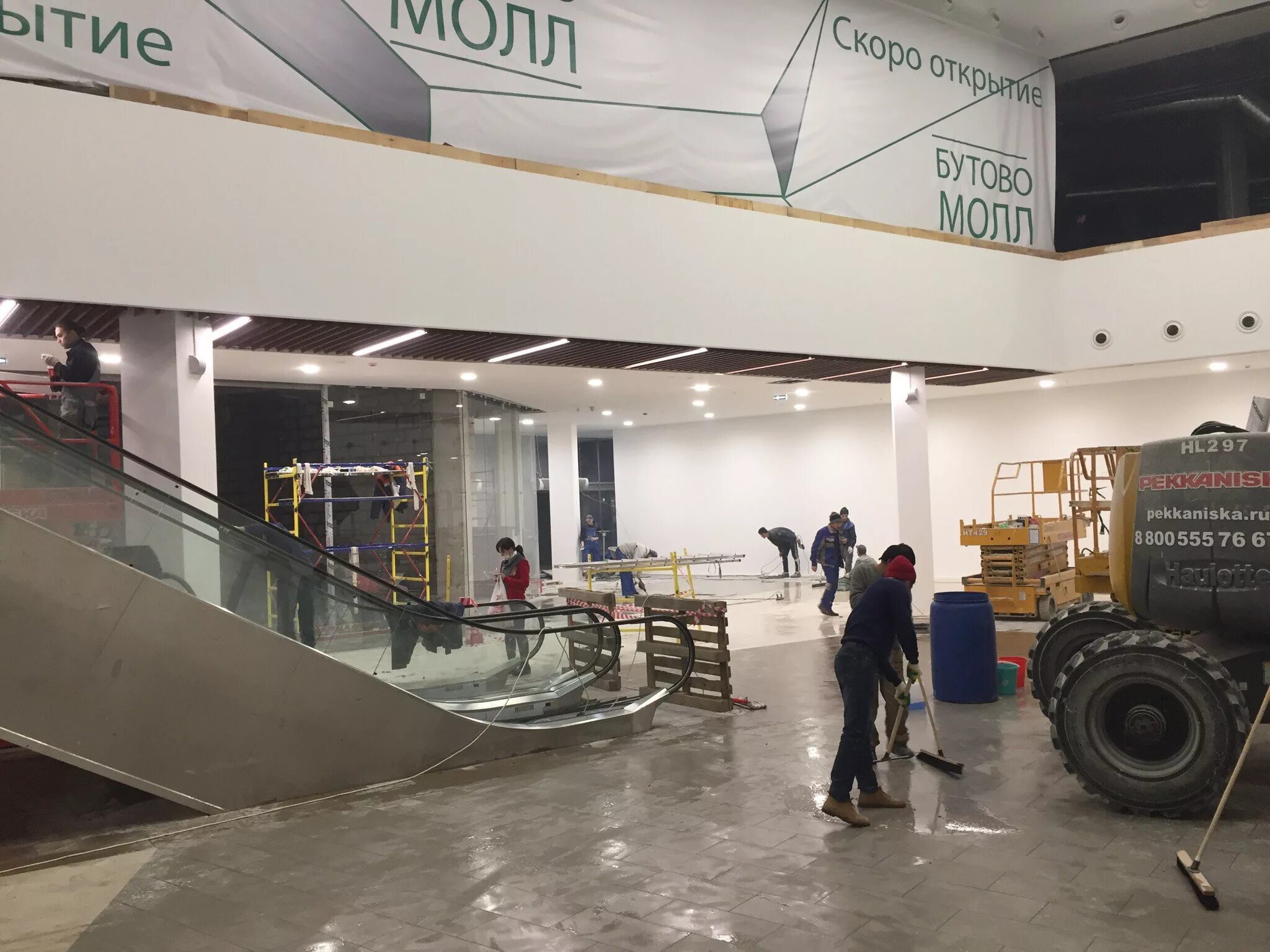 Бутово молл. Трц бутово молл. Бутово молл часы. Магазины в бутово молл южное бутово. Бутово молл южное бутово.