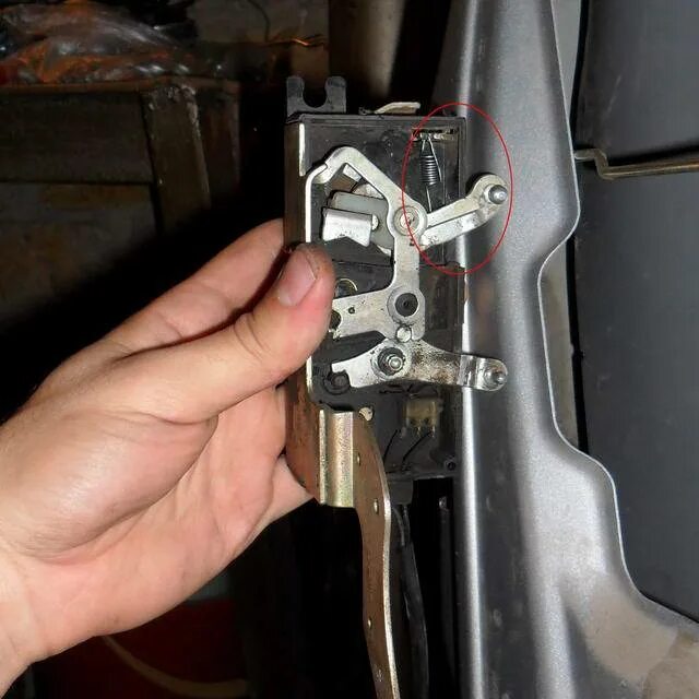 Не открывается задний замок. Дверной замок шевроле нивы изнутри. chevrolet niva не открываются замки дверные. автоматическое открывание дверей нива шевроле. винт крепления замка двери нива шевроле.