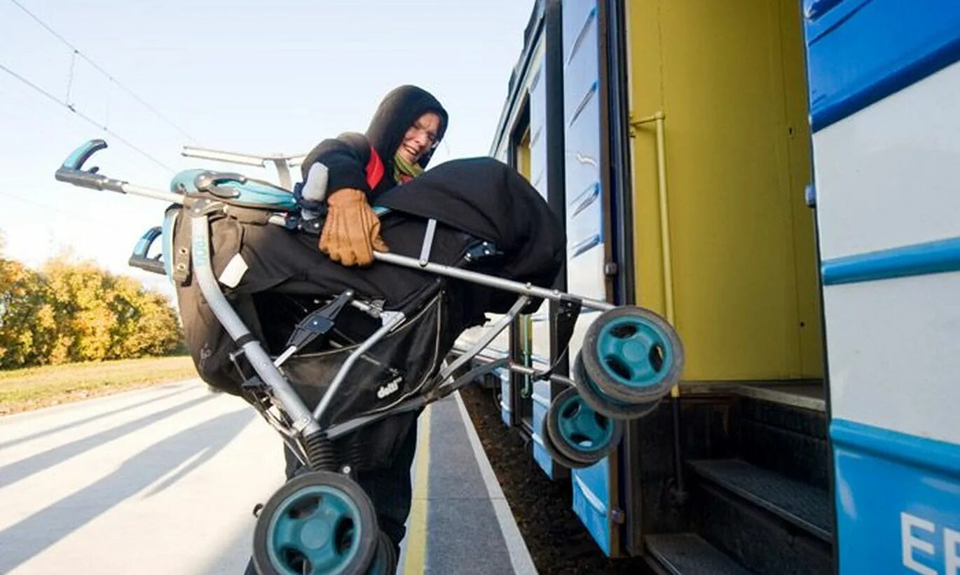 Можно сдать коляску. С коляской в поезде. С коляской в электричке. Коляска в автобусе. Детская коляска в поезде.