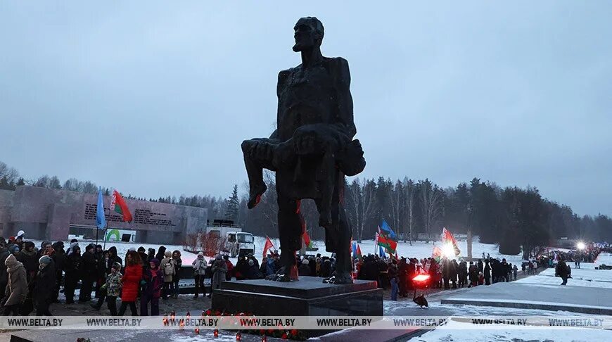Хатынь беларусь 1943. День памяти хатыни картинки. Трагедия белорусской хатыни. Трагедия белорусской хатыни. Хатынь.