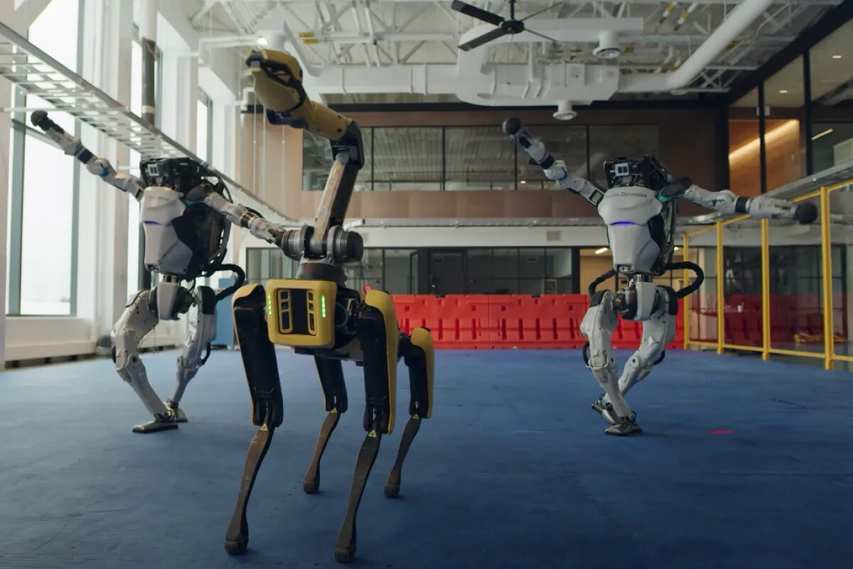 Танец роботов на играх будущего. Робот Бостон Динамикс. Танец роботов Бостон Динамикс. Атлас робот Boston Dynamics. Робот собака Бостон Динамикс.