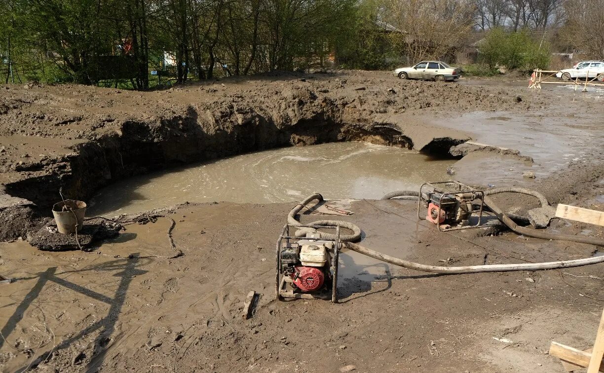 Котлован для септика. Яма 2 на 2. Яма 2 на 2. Яма 2 метра. Котлован для подвала.