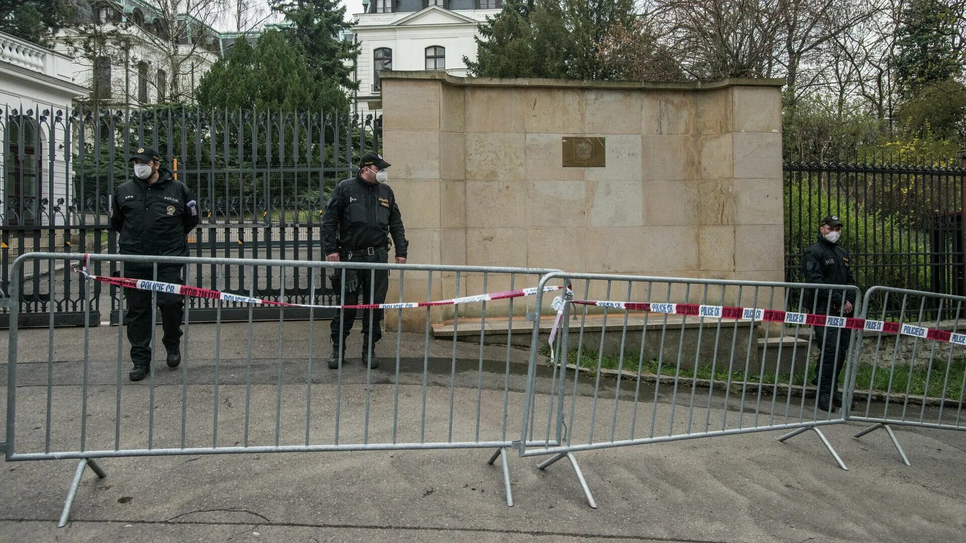 Последнее нападение на россию. Чехия Прага посольство России. Территория посольства РФ В Чехии. Русское посольство в Праге. Здание посольства РФ В Чехии.