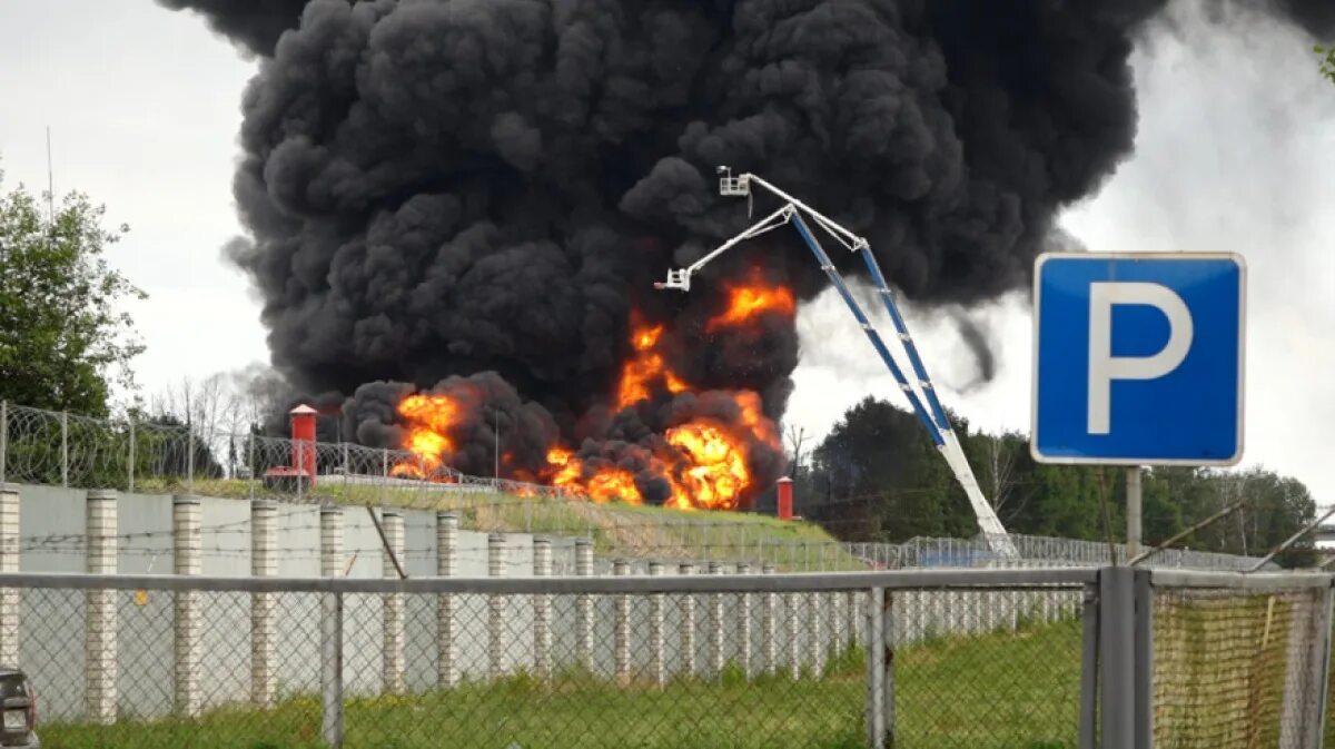 Воронежская нефтебаза. Микрорайон нефтебаза в воронеже. Воронежская аэропортовская нефтебаза. Пожар на нефтебазе в воронеже. Волжская нефтебаза, волжский.