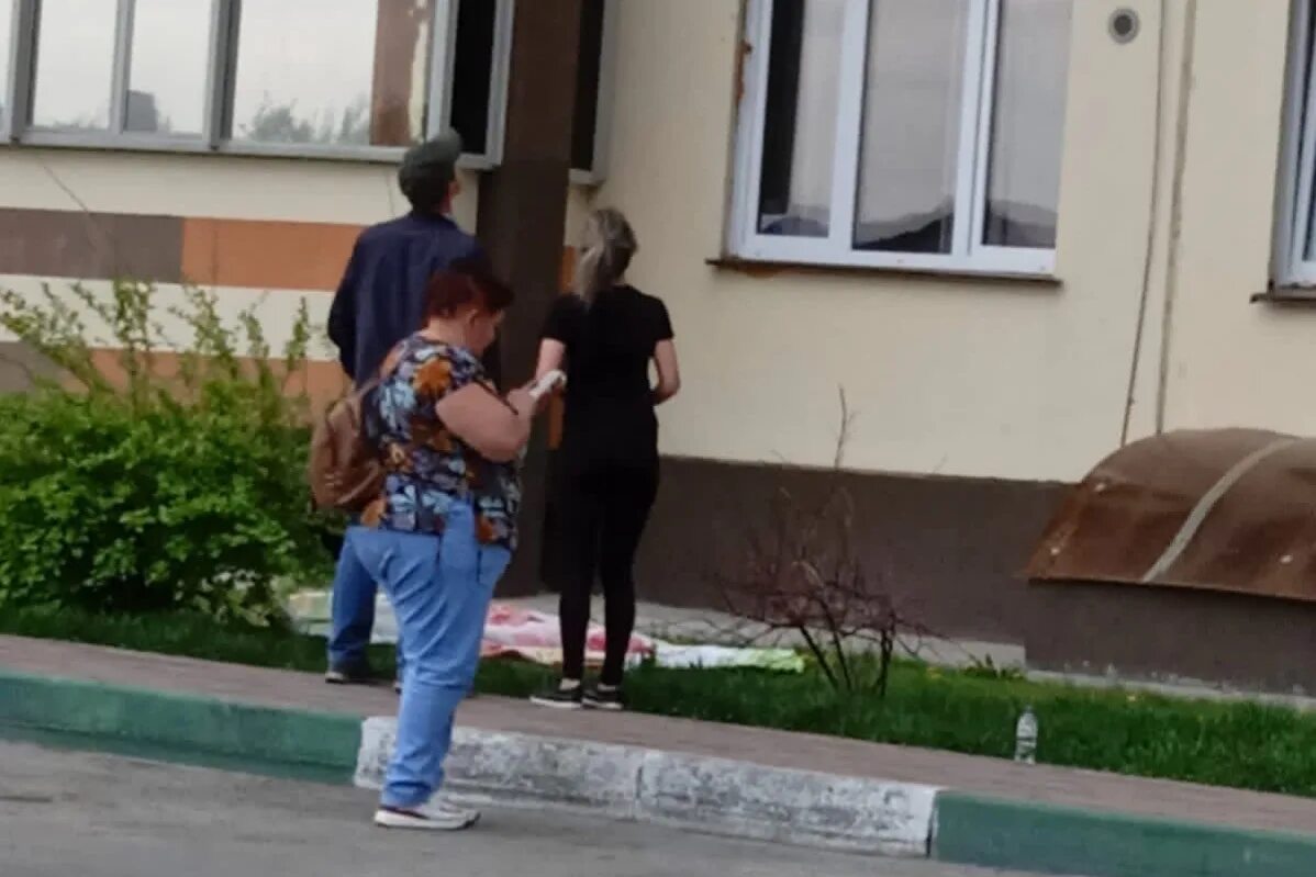 Выпавшие подростки. Мужчина выпал из окна Новосибирск. Выпавшая из окна в Новосибирске девушка.