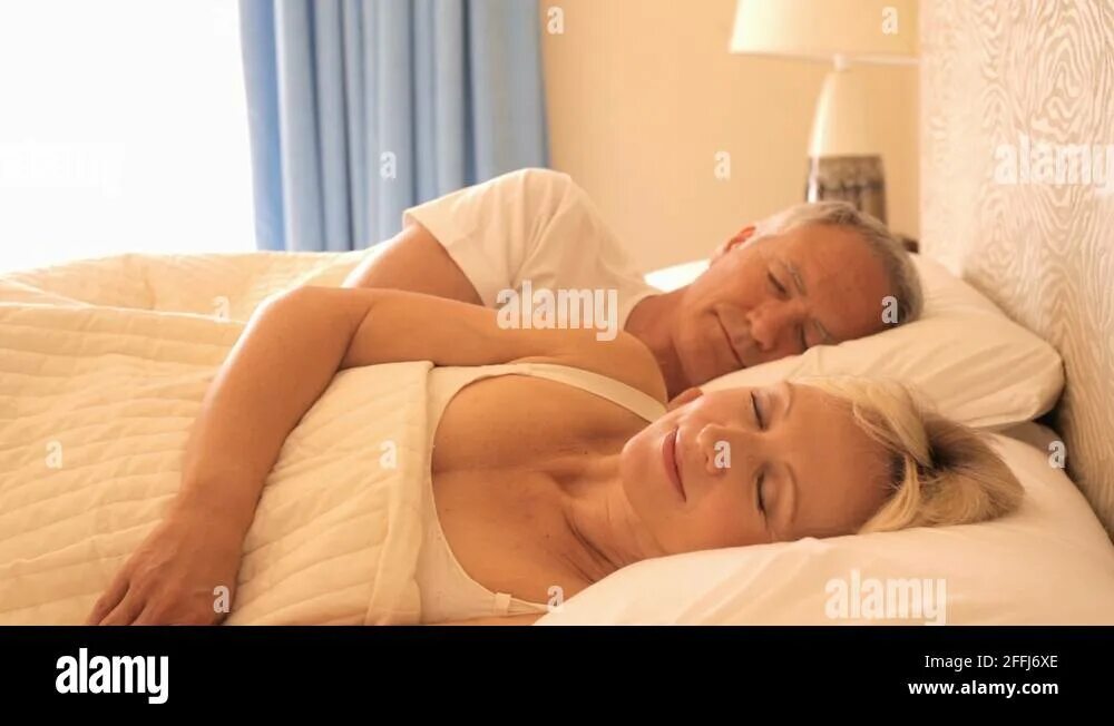 Без sleep mom. Drinking mom сон. Мом слип. Мом слип. Спящие женщины фото чужие жены.