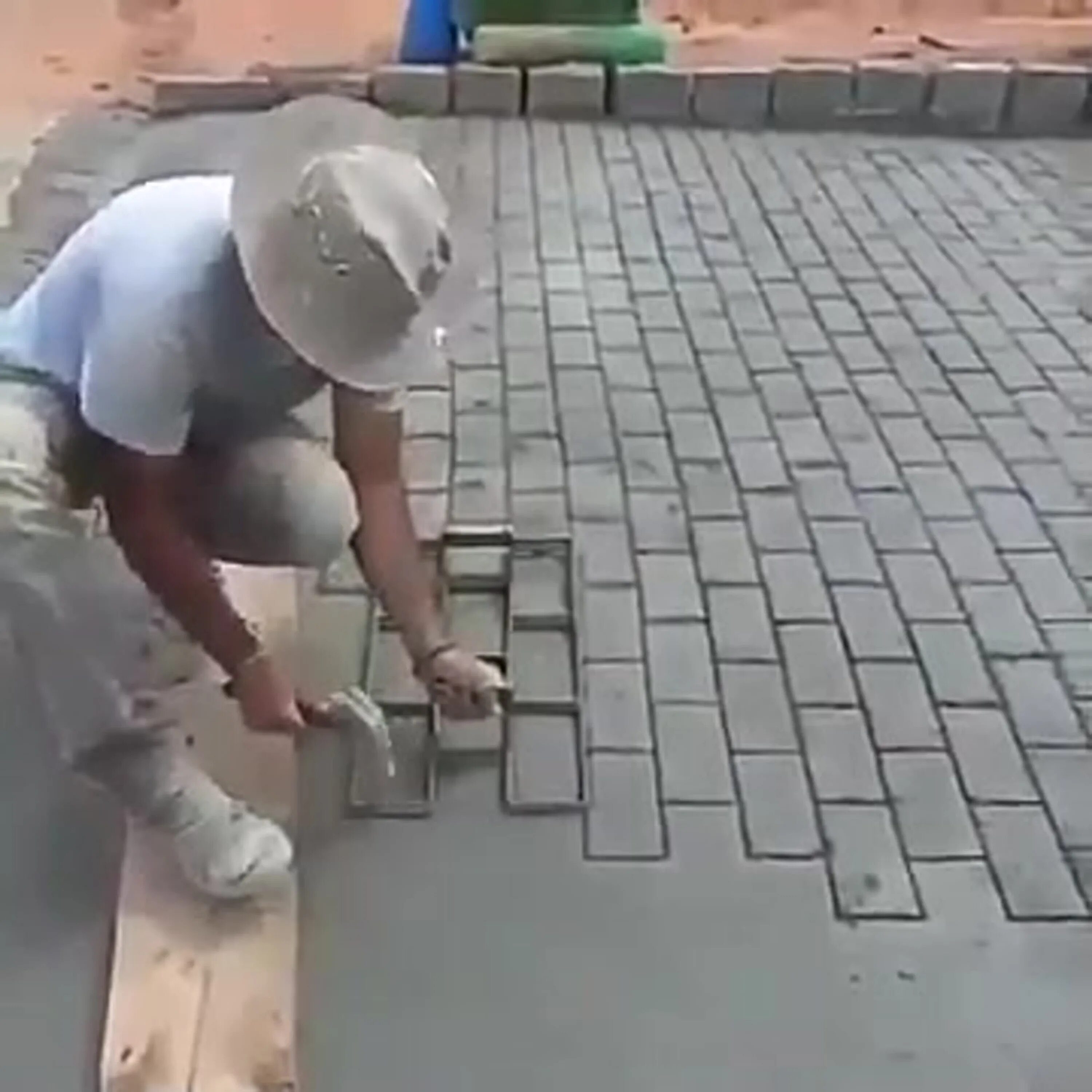 Как положить тротуарную плитку на цемент