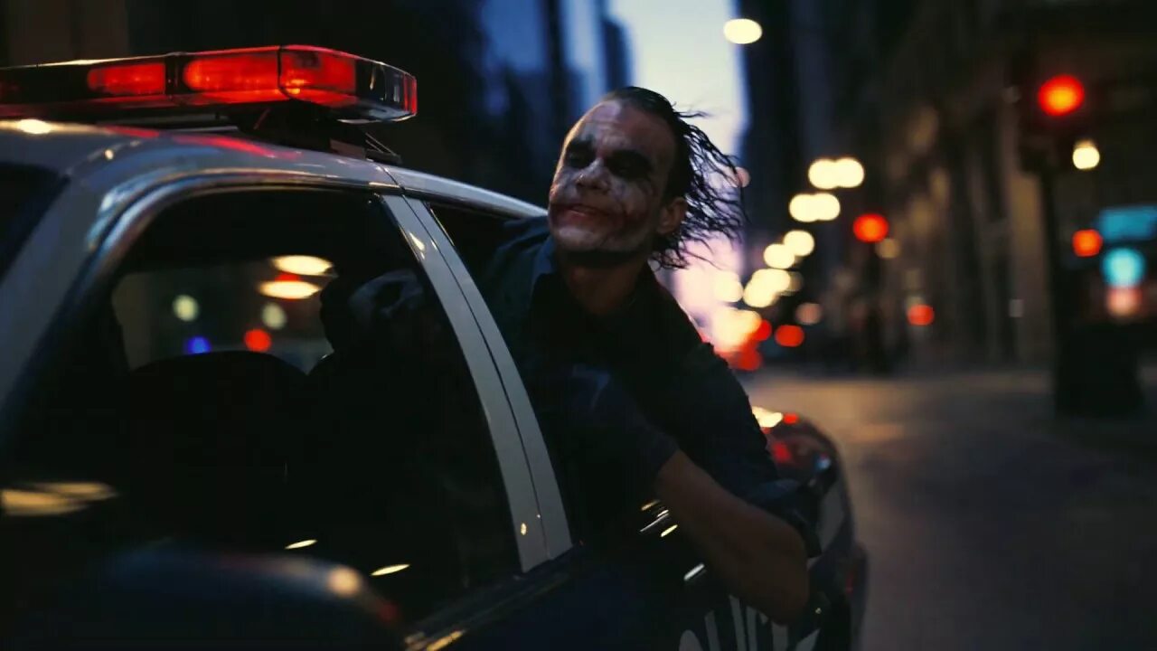 Джокер в полицейской машине. Joker car. Машина джокера отряд самоубийц. Тёмный рыцарь хит леджер в полицейской машине. Джокер хит леджер в полицейской машине.