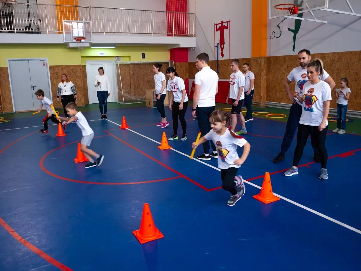 Спортивных конкурсы в школе. Спортивная эстафета. Спортивные соревнования для детей. Спортивные соревнования эстафеты. Эстафеты для спортивных семей.