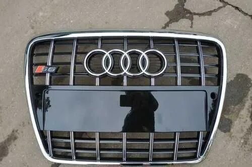 Шильдик QUATTRO на решетку радиатора - Audi A6 Avant (C6), 3 л, 2005 года аксесс