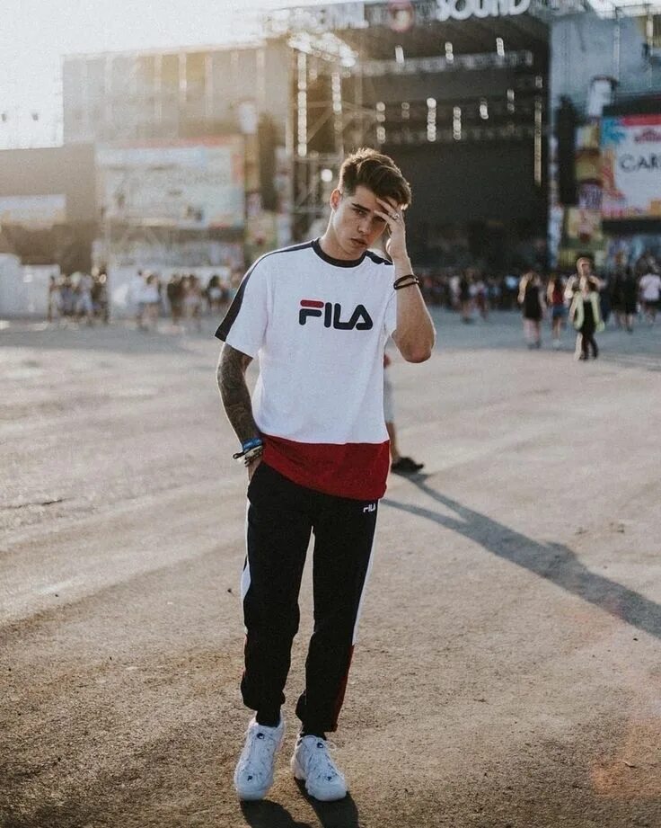 Хосок в полный рост фила. Баскетбольные кроссовки fila. Jin bts fila. Fila 1996. Рост фила.
