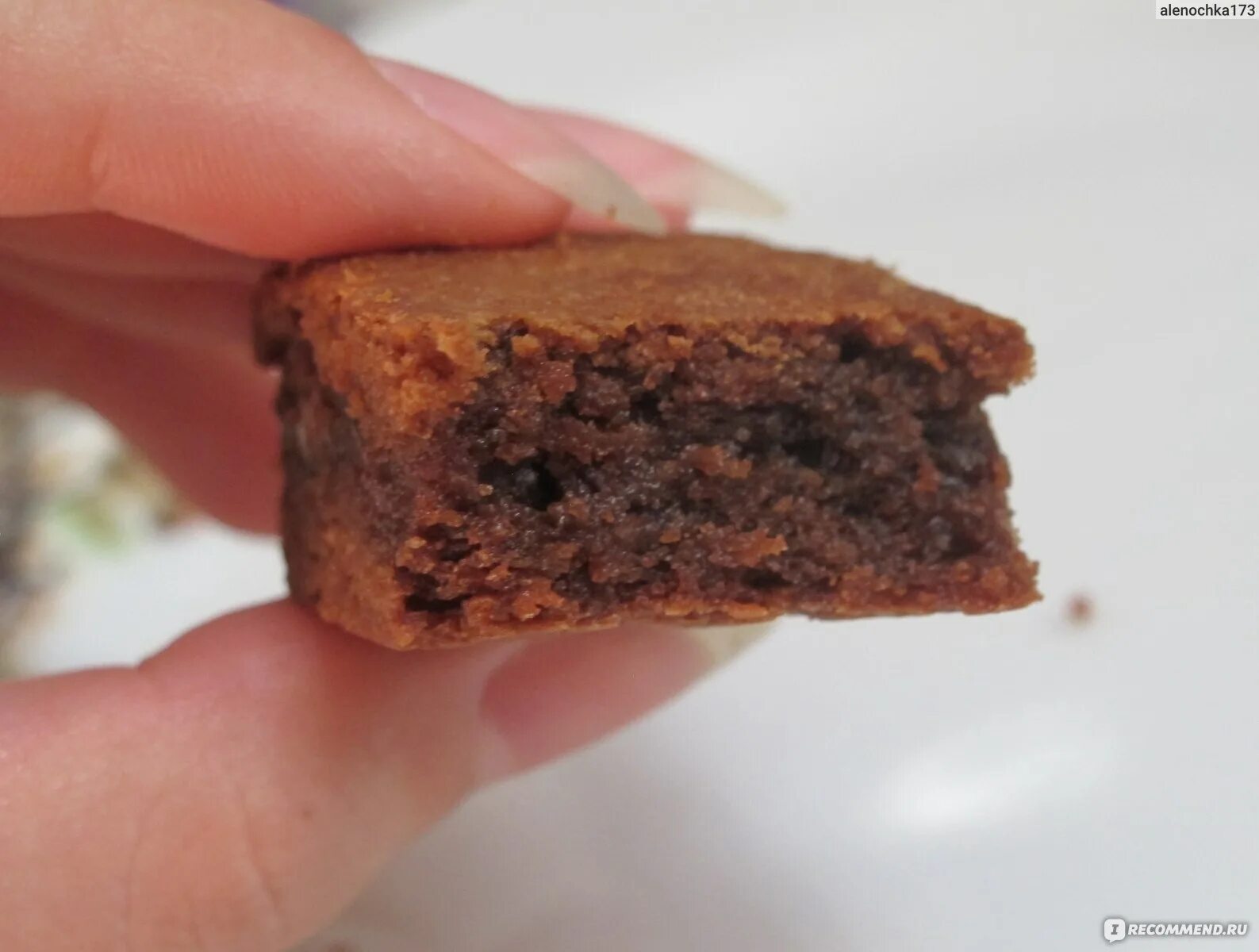 Брауни черемушки. Брауни шоколадный от милки. пирожное milka choco brownie.