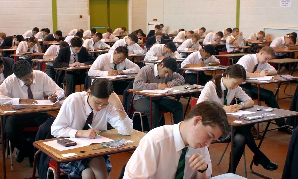 Экзамены в 10 класс в школах. Экзамен в Англии GCSE. Экзамены в Англии в школах. Старшая школа в США. Старшая школа США экзамен.