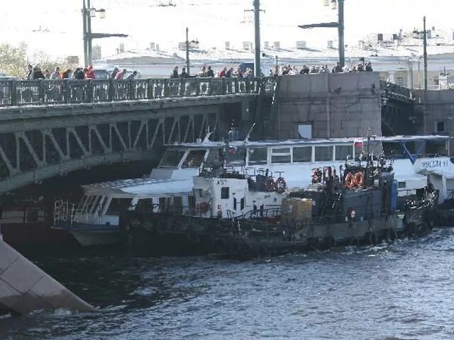 Корабль врезался в мост. Теплоход Москва врезался в Дворцовый мост. Теплоход врезался в мост в Ульяновске. Литейный мост теплоход Каунас. Катастрофа в Ульяновске теплоход.