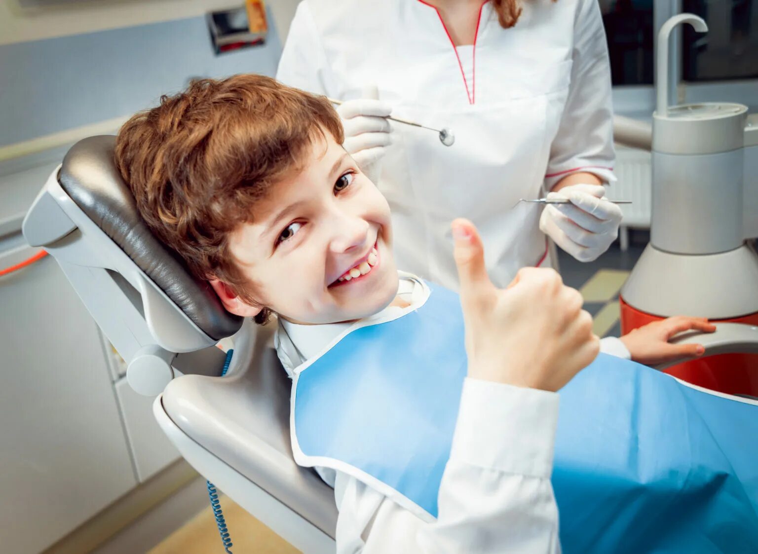 Детская стоматология. Ребенок у стоматолога. Стоматология дети. Ребенок в кресле стоматолога.