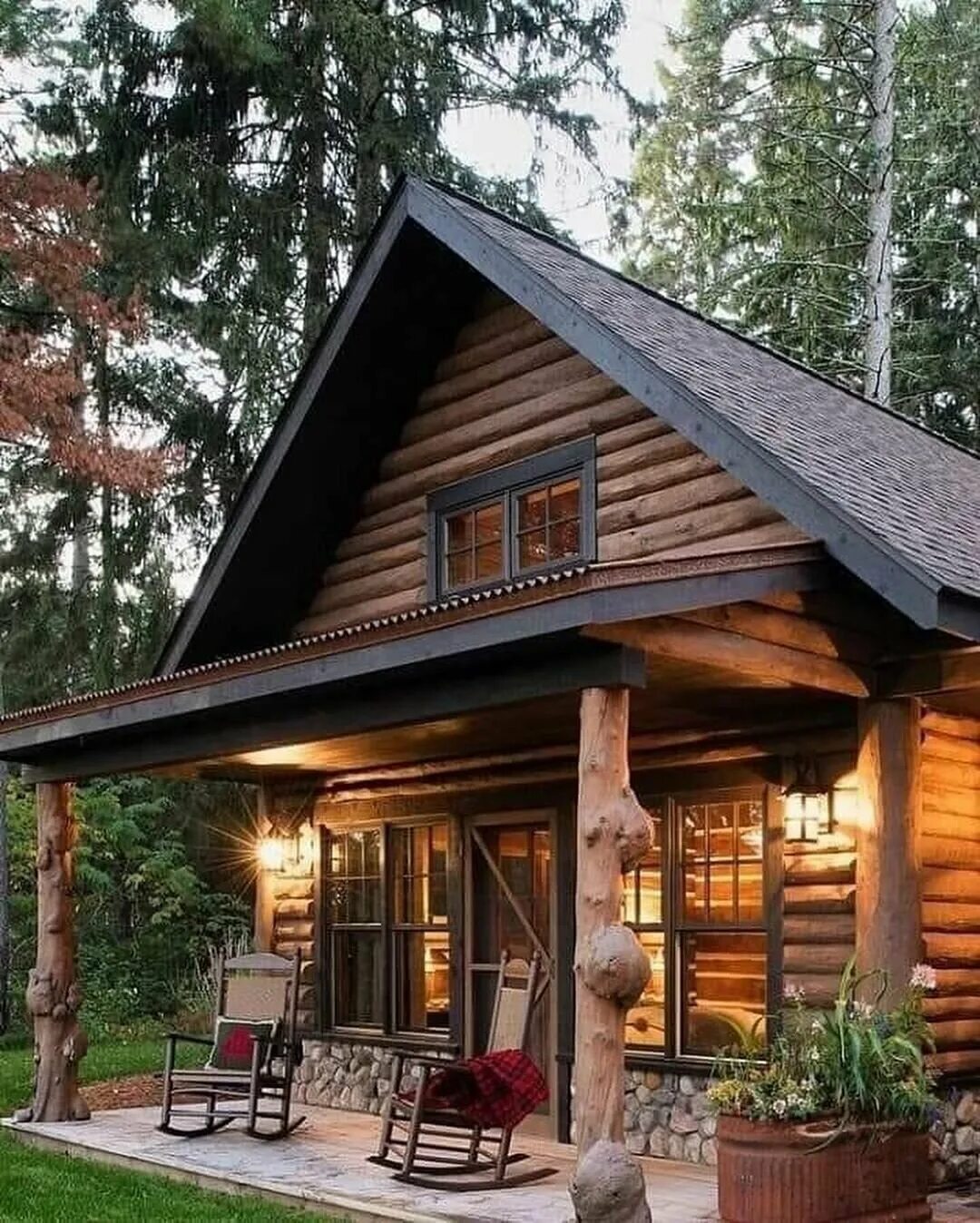 Дом из бревна в деревне. Лог-кэбин (log cabin). кэбин хаусы. деревянный дом. бревенчатый дом.