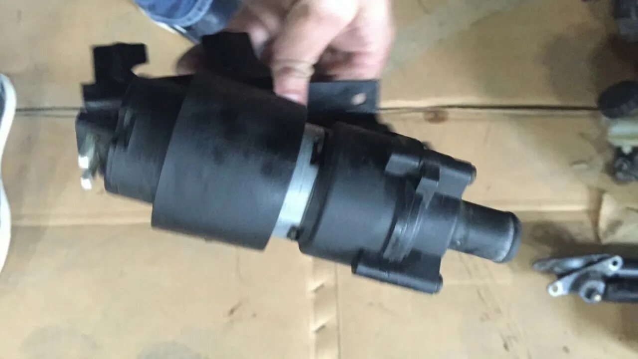 Электро помпа w203. Электропомпа мерседес. Электро кран печки мерседес s221. Электрический клапан печки vito 638. Электропомпа мерседес.