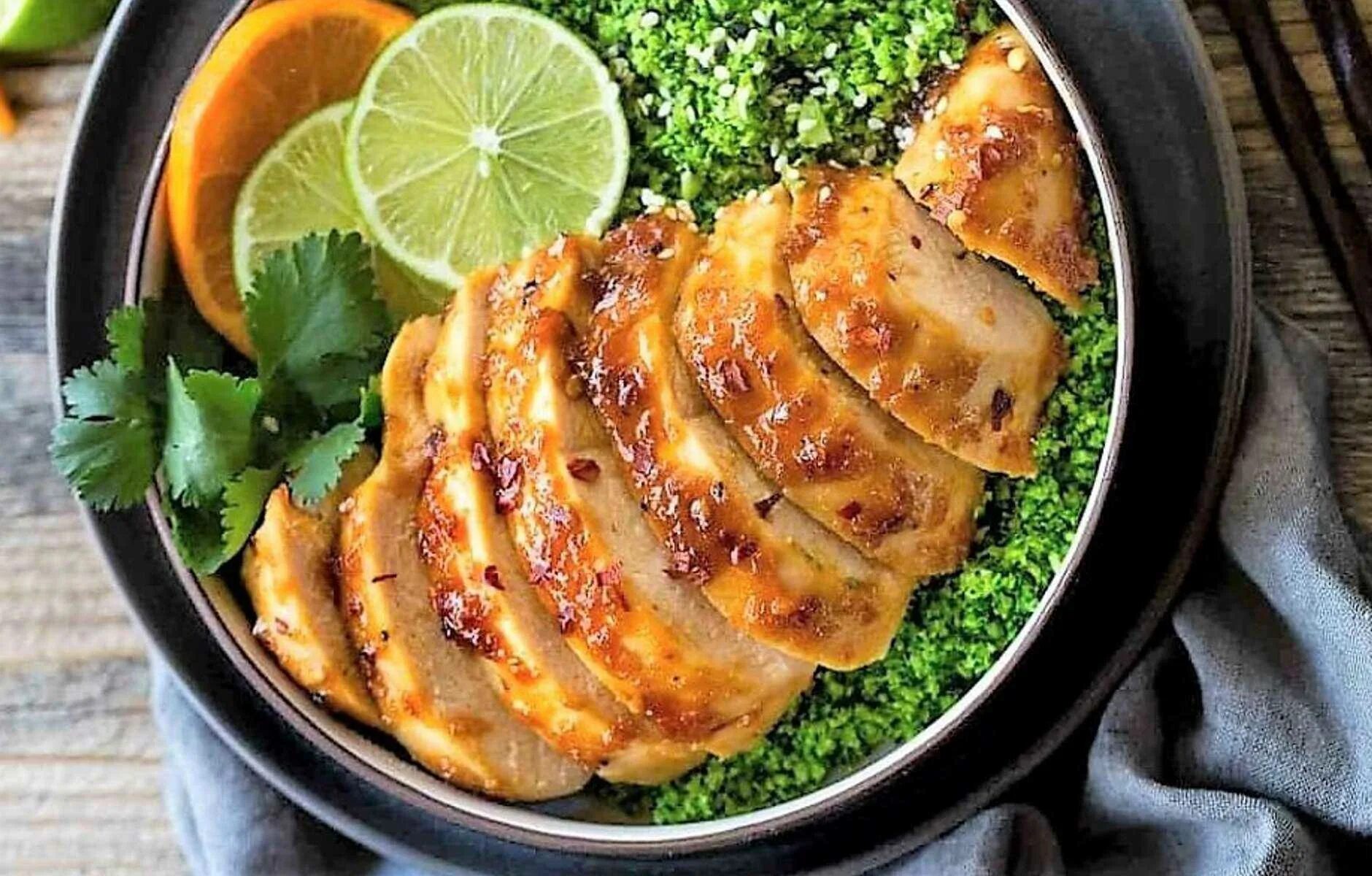 Какое блюдо приготовить из куриных грудок. Куриная грудка цоцхали. блюда из куриной грудки. блюда из куриной гузки. блюдо из гусиной грудки.