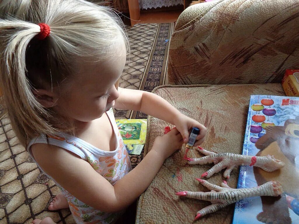 Рисование. Дети делают поделки. Интересные занятия для малышей. Развивающие занятия для детей. Рисование в детском саду.