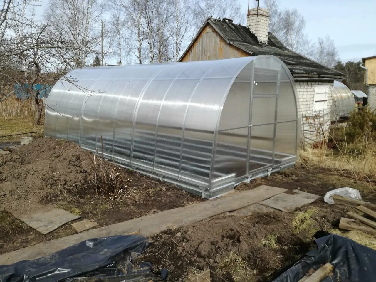 Сборка торца теплицы. Теплица торец. Обшивка теплицы поликарбонатом. Обшивка теплицы поликарбонатом. Дуга оцинкованная для теплицы 3 м (профиль 25x25 мм).