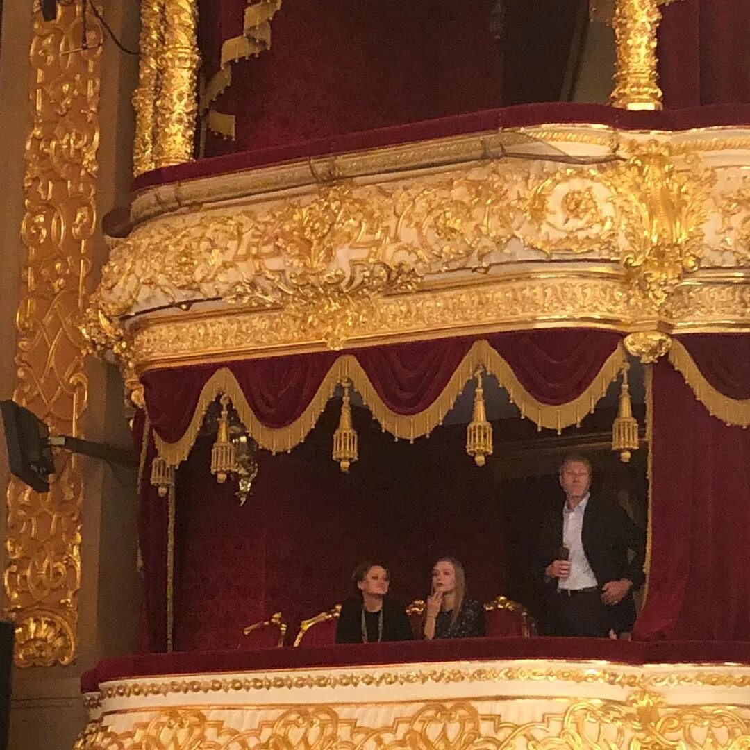 Большой театр ложа 1 ярус 3. Ложа бенуара большой театр. Ложи в большом театре. Большой театр ложа. Королевская ложа в большом театре.