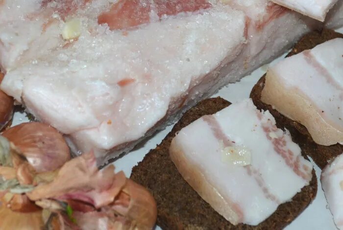 Сколько солится сало сухим способом по времени. Сало в луковой шелухе рецепт. Сало в луковой шелухе в домашних. Сало в соли. Сколько солится сало сухим способом по времени.