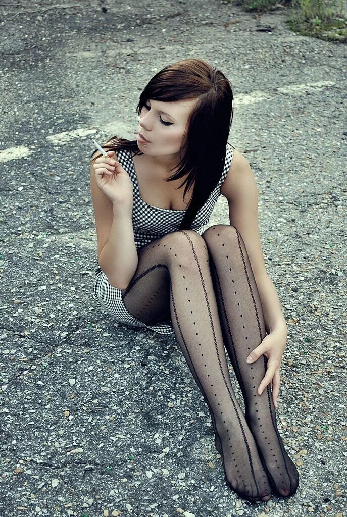 Фембой кайла. Чулки с красной полоской. Эстетика девушки в чёрном. Алексис фембой. Женские ноги в гольфах.