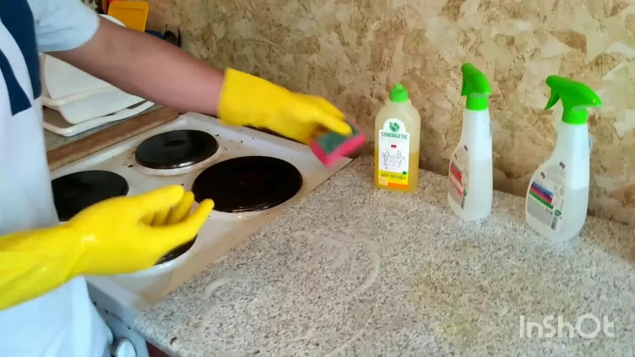 Чем можно отмыть стол. Мытье кухонного гарнитура. Моющее средство в столешнице. Чистящее средство для кухонных столешниц. Помыть столешницу на кухне.