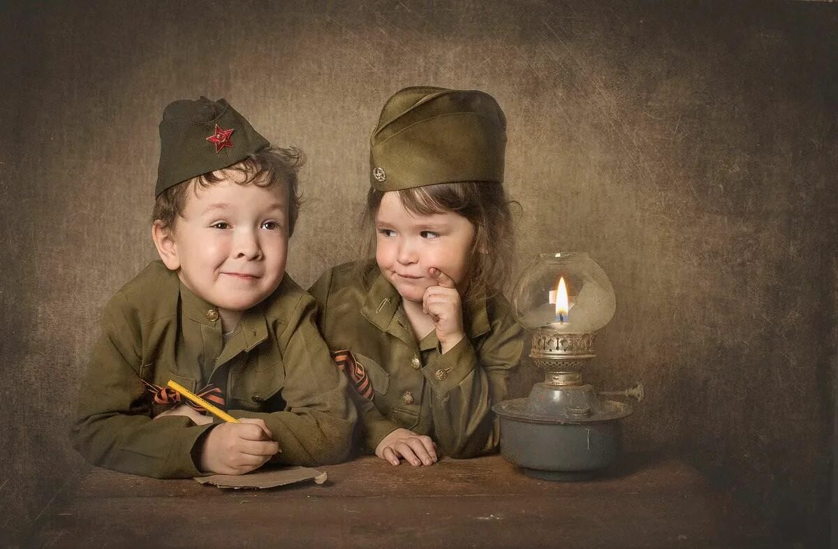 Детская фотосессия в военной форме. Военная тематика. Дети войны. Солдат с ребенком.