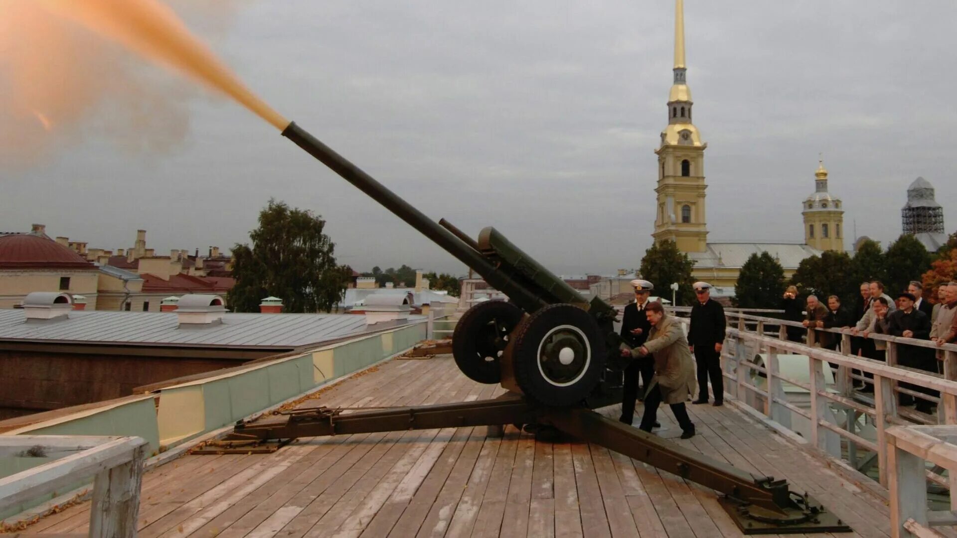 Время выстрелов петропавловской пушки. Пушки петропавловской крепости в санкт-петербурге. пушка нарышкина бастиона петропавловской крепости. залп пушки в петропавловской крепости. полуденный выстрел с петропавловской крепости.