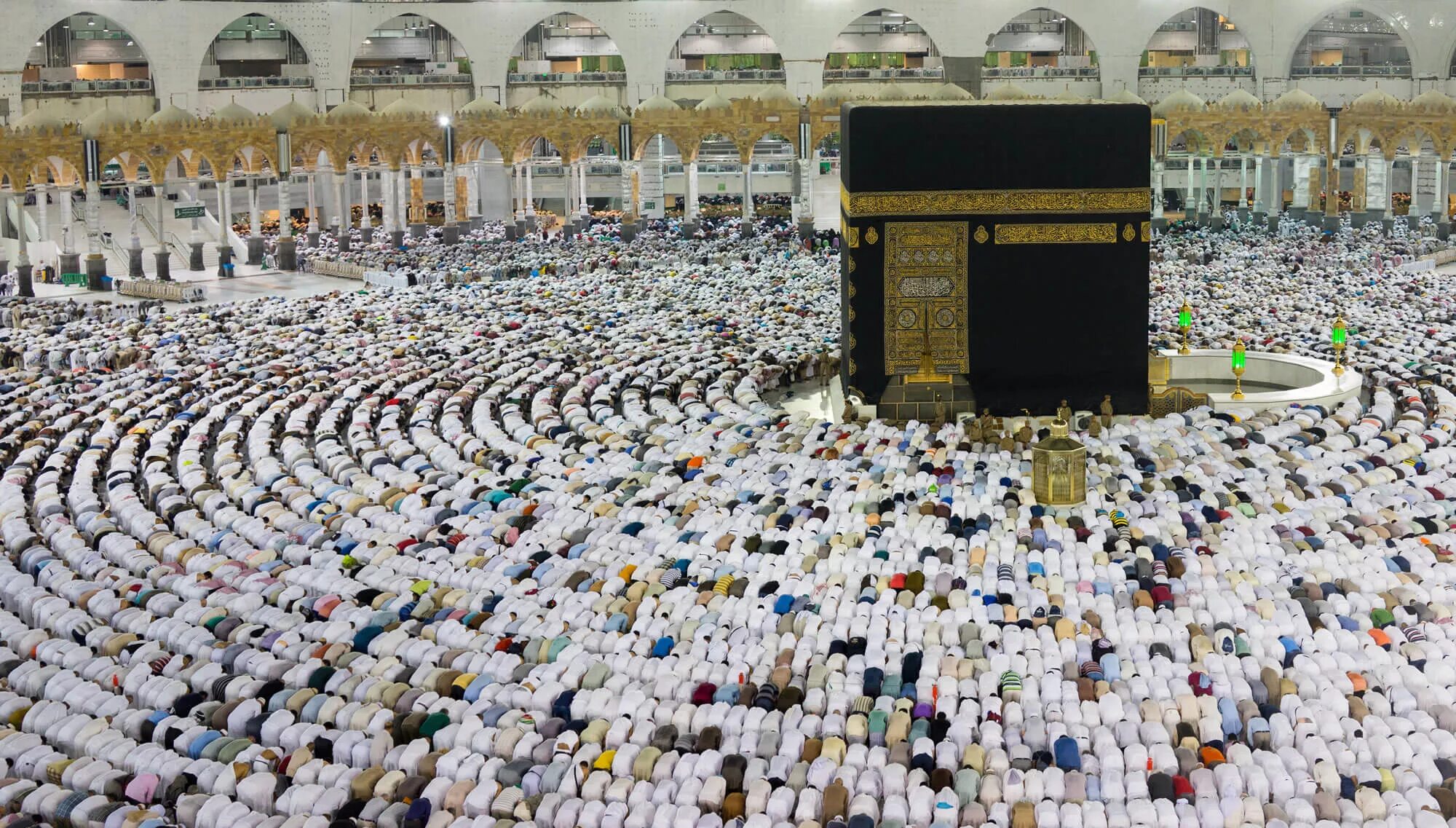 Намаз в саудовской аравии. Мечеть Мекка паломничество. Мекка Кааба паломники. Кааба 2023.