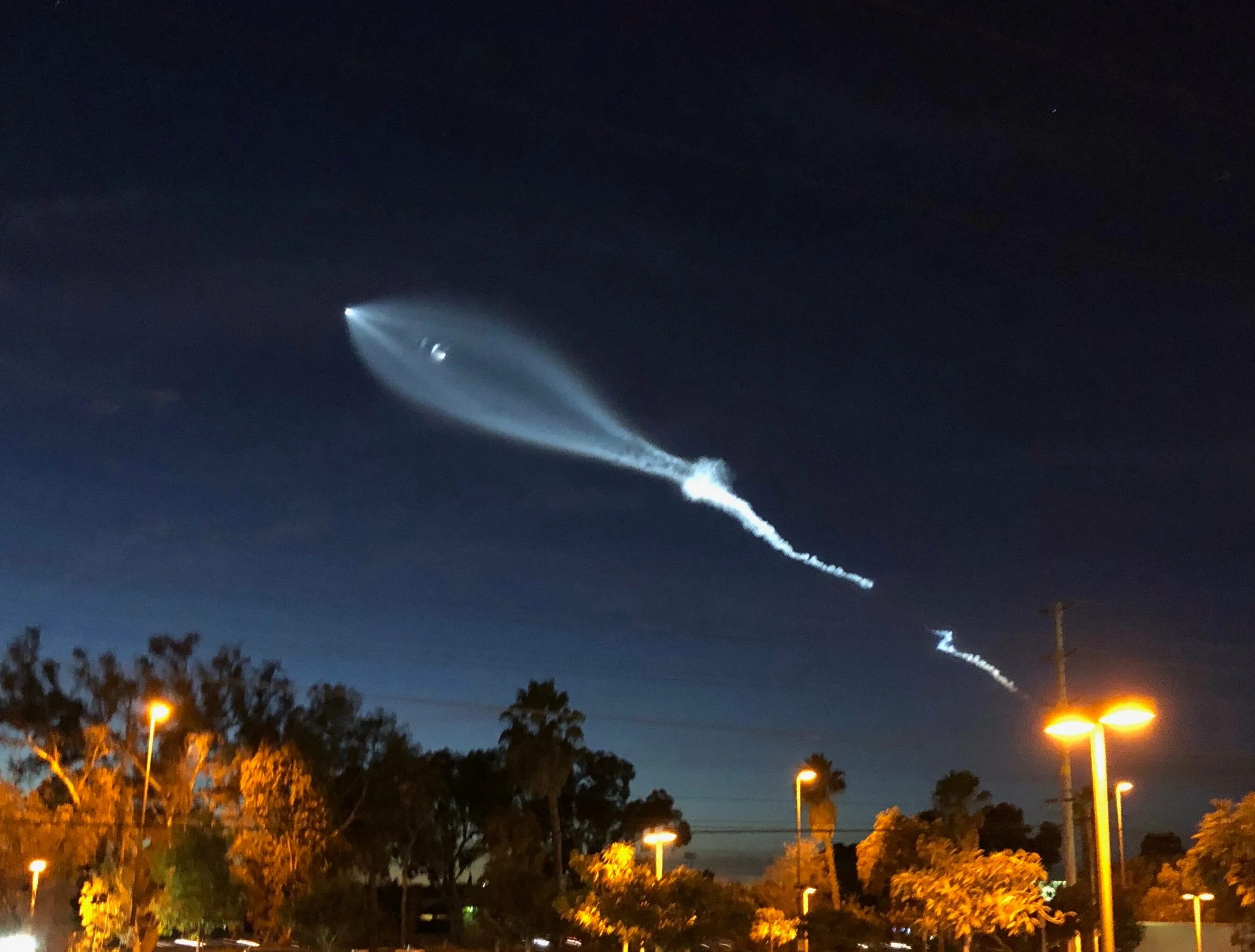 Запуск ан. SPACEX Rocket. Falcon 9 е. Полет ракеты. Ракета в небе.