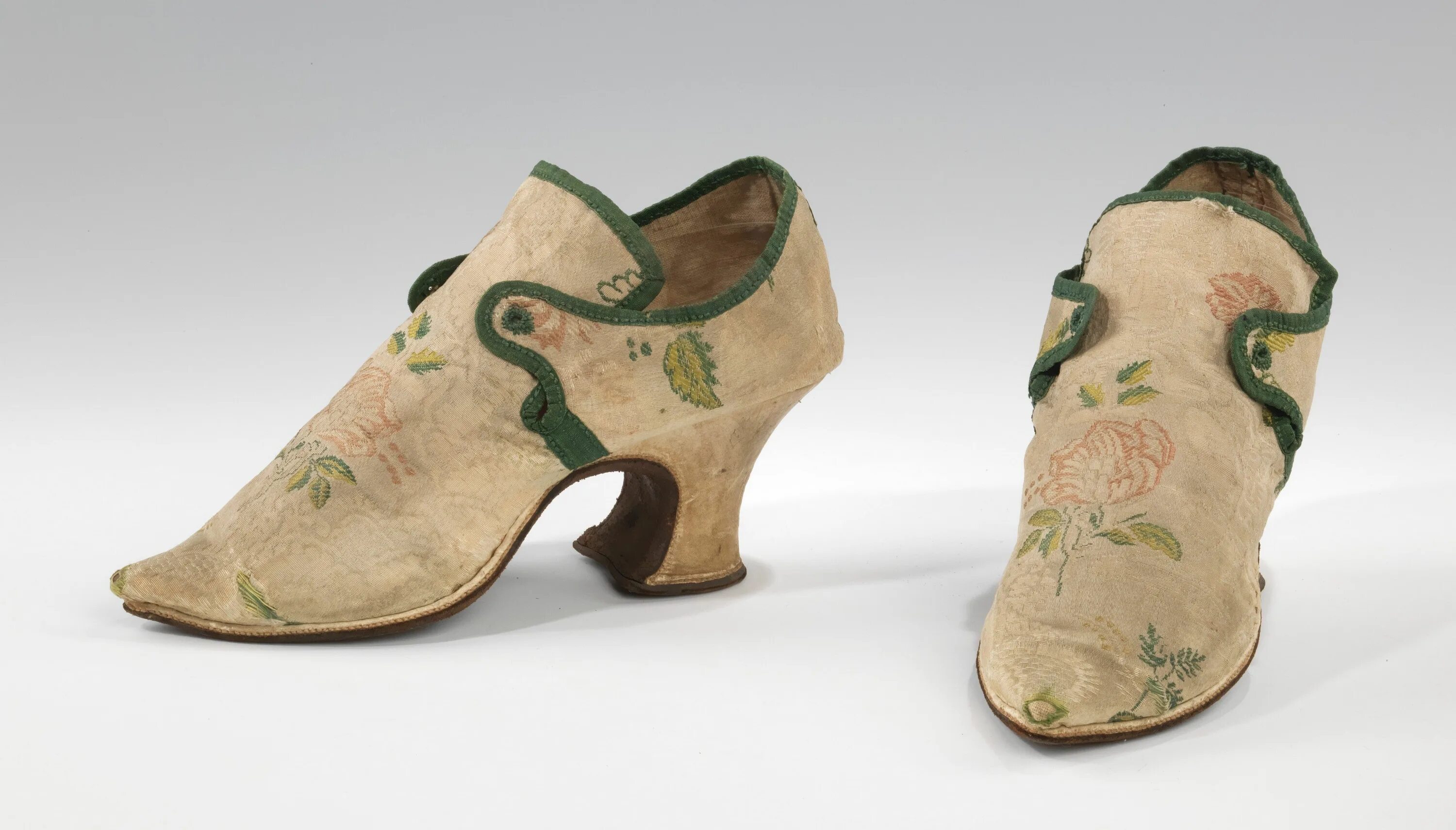 1700 1720. Обувь 18 века рококо. Франсуа Пино обувь 18 век. Обувь в стиле рококо 18 век. Старинная обувь.